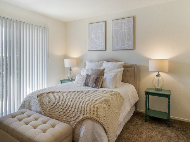 Cozy Bedroom - Edgewater Isle Apartments and Townhomes