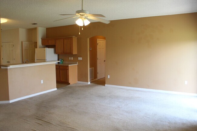 Foto del edificio - Spacious 3/2 Home in Sunny Hills w/ 2-Car Garage