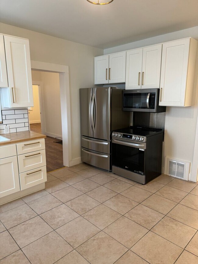 Building Photo - Discover Your Dream Home in Historic Brewers Hill!