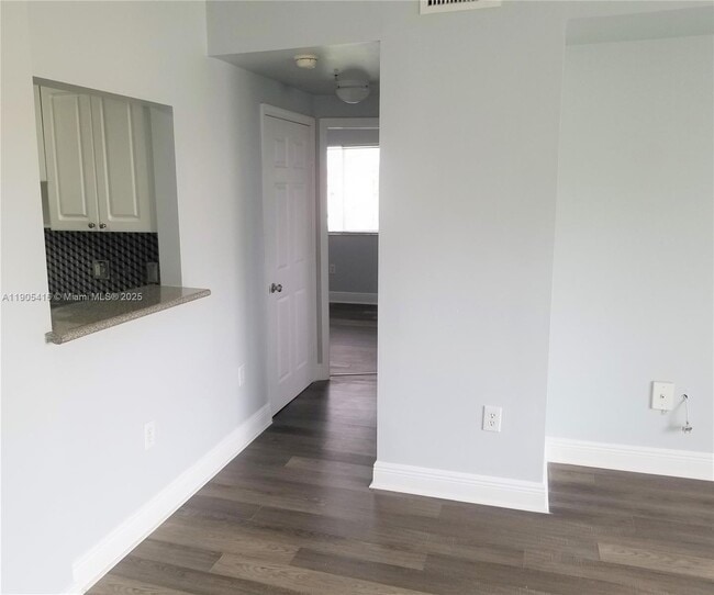 Building Photo - 134 SW 7th Ave