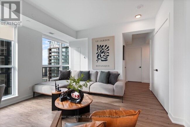 Building Photo - 327 King St W