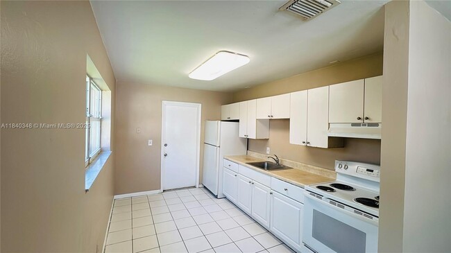 Building Photo - 6116 SW 39th St