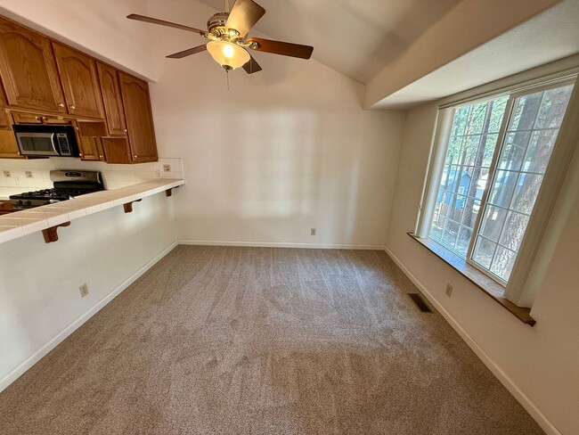 Building Photo - Pet friendly 3 bed 2 bath townhouse for re...