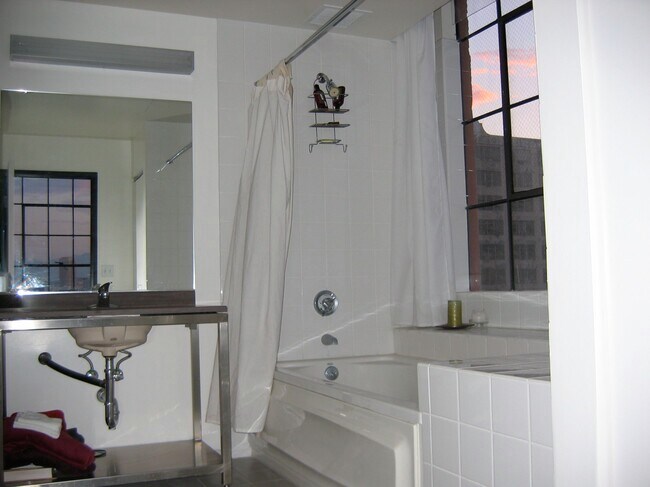 Baño principal - 315 E 8th St