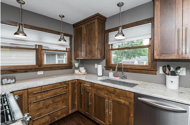 Foto del edificio - 947 8th Ave NE