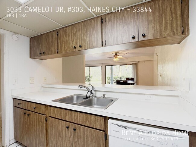 Building Photo - 3033 Camelot Dr