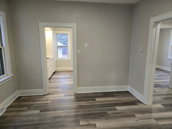 Building Photo - 907 N Busey Ave