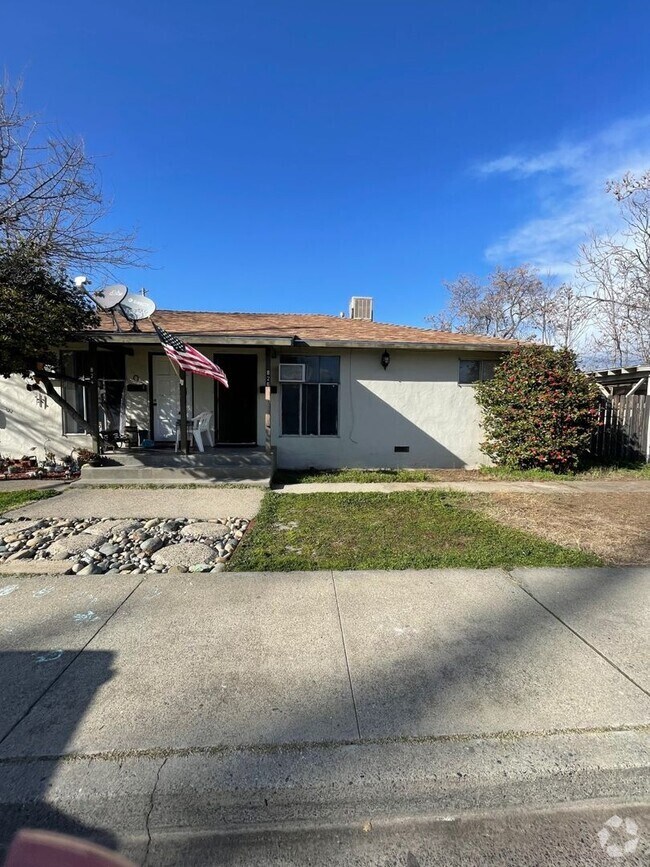 Building Photo - 824 Gardella Ave