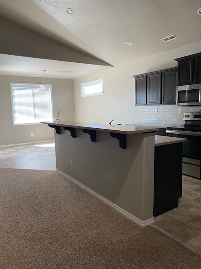 Building Photo - Three bedroom house