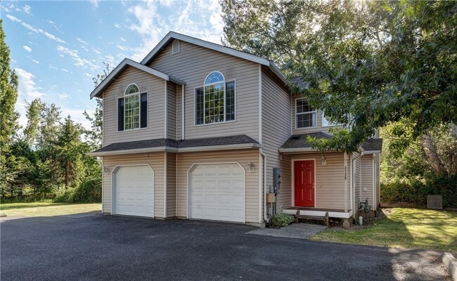 Building Photo - Spacious 4-Bedroom Duplex for Rent!