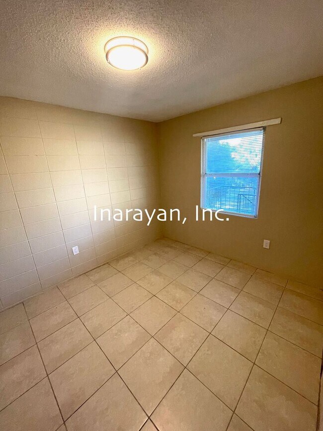 Foto del edificio - 1011-1013 Dewitt Drive