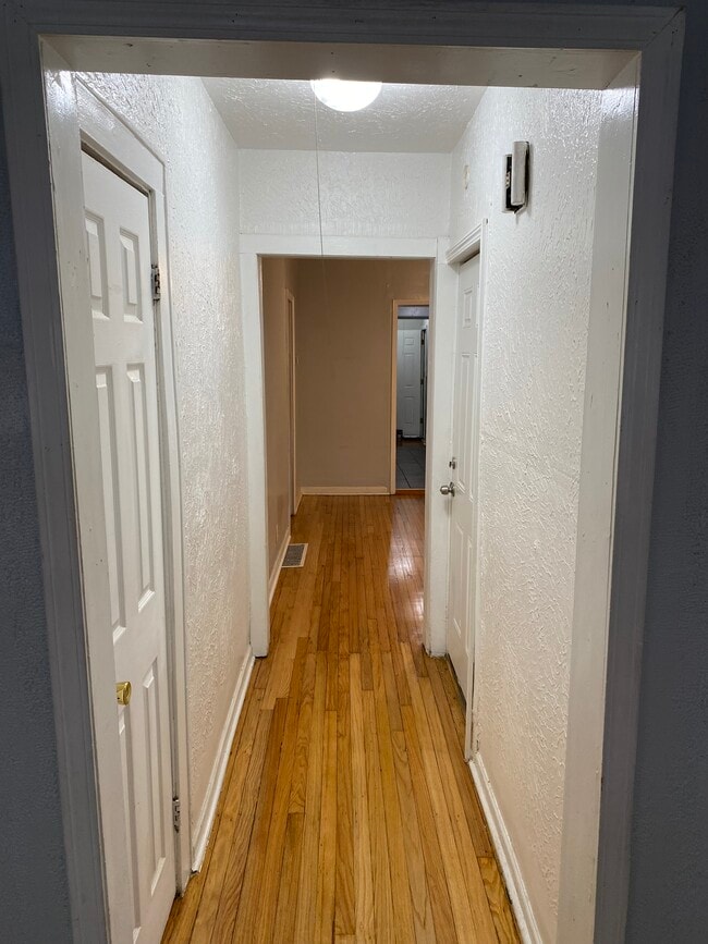Building Photo - 1025 N Trumbull Ave