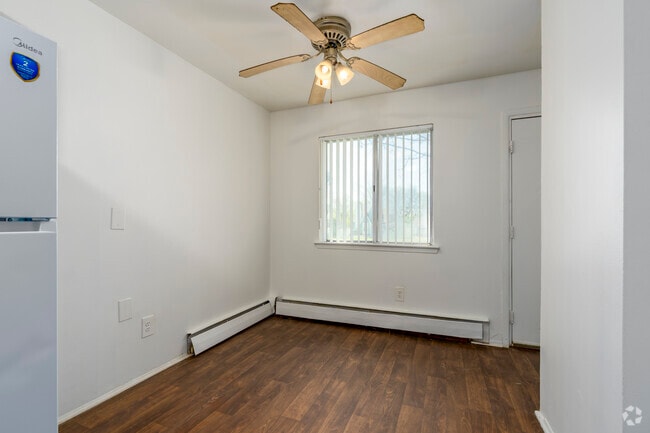 2BR, 1BA - 950SF - Dining Room - Grosvenor North Townhomes