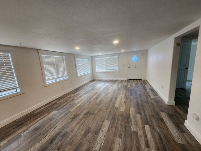 Building Photo - 2 Bed, 1 Bath Home *Gas and Electric Inclu...