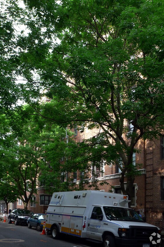 Foto principal - 35-54 83rd St