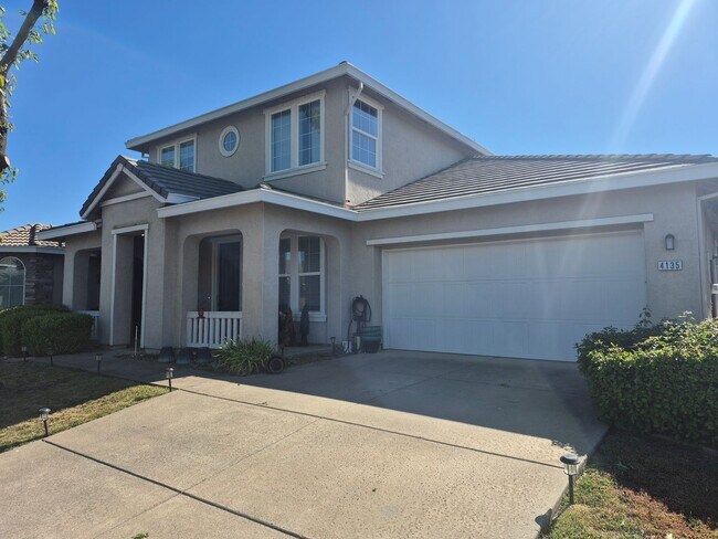 Foto del edificio - 5 Bedroom 3.5 Bathroom Home with Yard