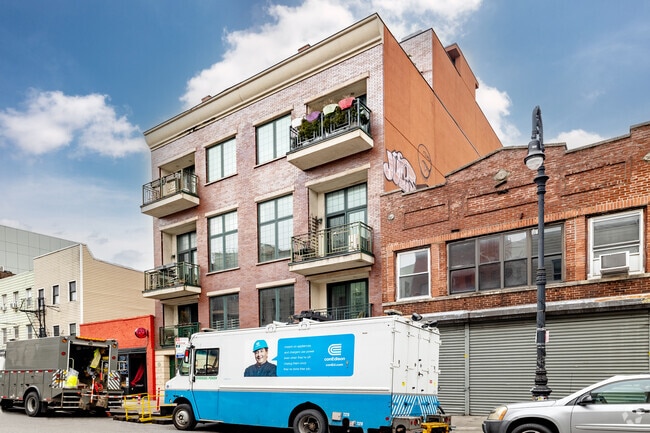 Building Photo - 605-607 Manhattan Ave