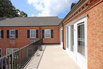 Building Photo - 2114 Ivy Rd