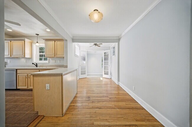 Foto del edificio - 4 Bedroom 2 Bathroom with large fenced in yard for Pets