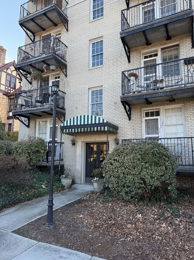 Building Photo - 1013 N Elm St