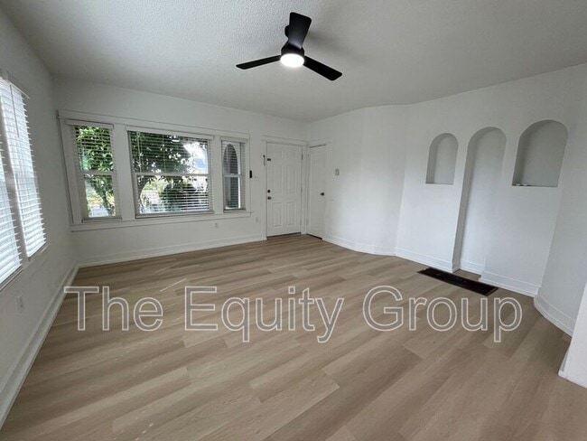 Building Photo - 425 E Putnam Ave