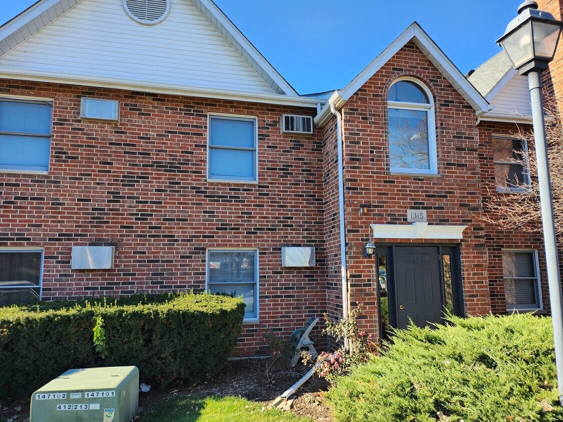 Primary Photo - 1315 Cunat Ct