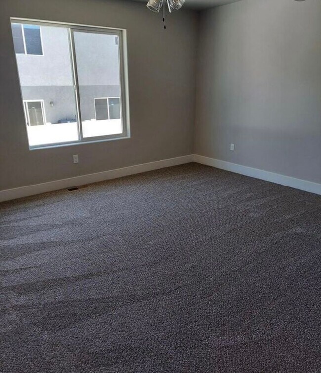 Building Photo - Amazing 3 bed, 2.5 bath with 2 car garage townhome!