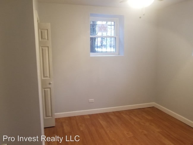 Building Photo - 7767-7767 S South Shore Dr