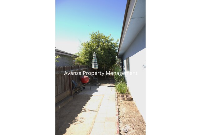 Foto del edificio - 1 Year Lease 1 Bed  1 Bath  Rent: $850 Dep...