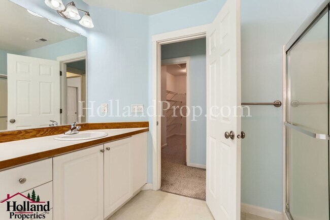 Foto del edificio - NEW RENT SPECIAL ON YOUR FIRST FULL MONTH!...