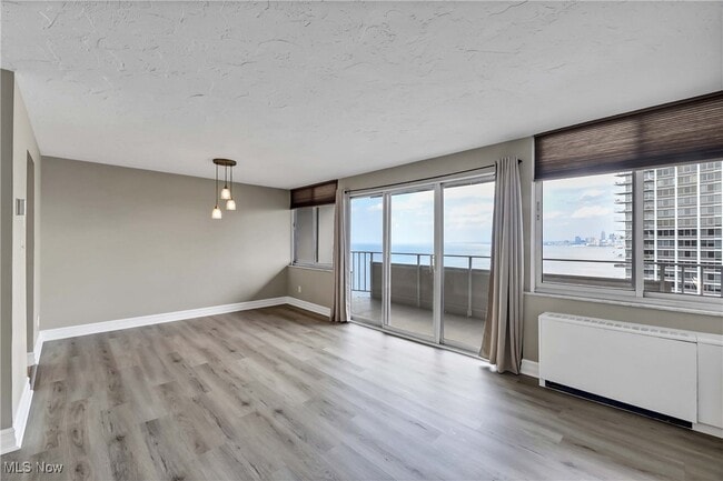 Foto del edificio - 12900 Lake Ave