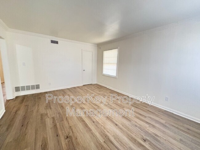 Foto del edificio - 2736 Chevy Chase Dr