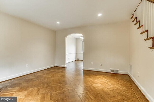 Building Photo - 709 Avon Pl