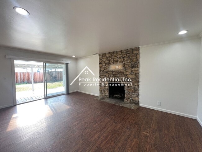 Building Photo - Updated 3bd/2ba Foothill Farms Home