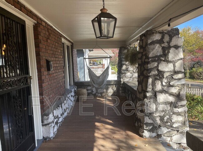 Building Photo - 2537 Woodbine Ave