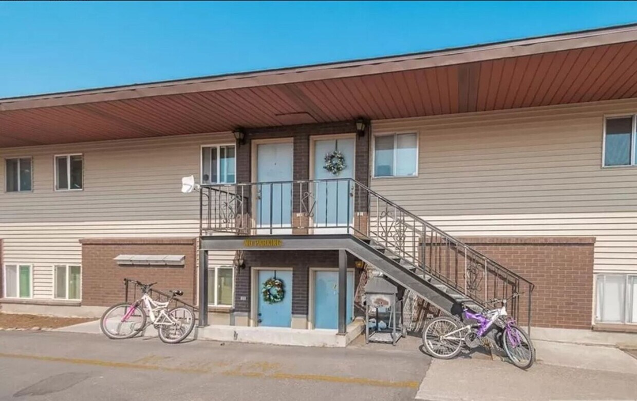 Primary Photo - 2 Bed 1 Bath Apartment on Main Street in R...