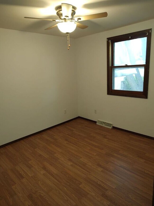 Building Photo - FOR RENT- 7 6th St in Oelwein 1 bedroom ho...