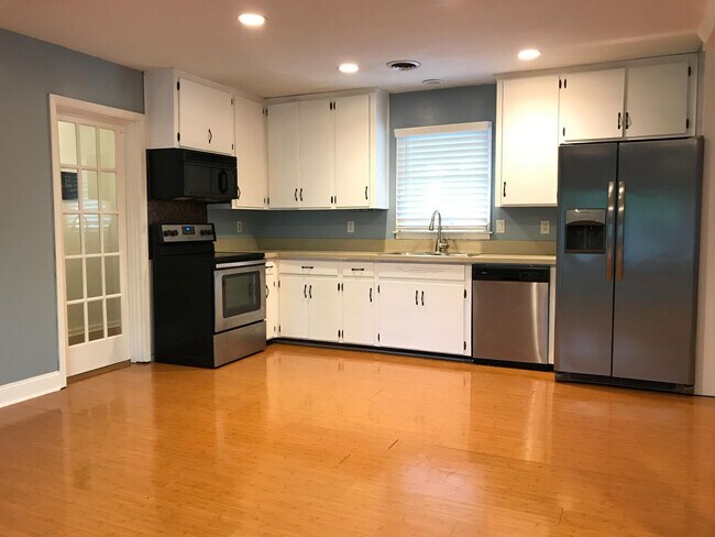 Foto del edificio - ** 3 Bed 2 Bath located behind Faulkner ** Call the self showing number to schedule a tour 334-36...