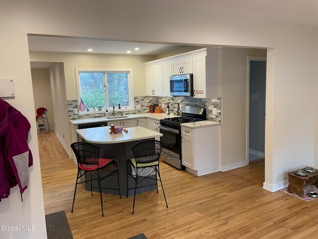 Foto del edificio - 13 Richards Dr