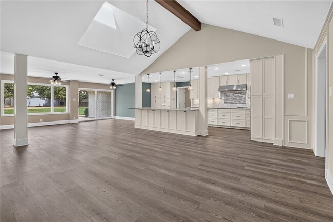 Building Photo - 1400 Emerald Cir