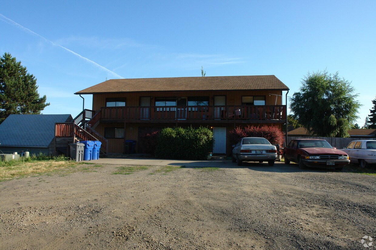 Building Photo - 641-647 Plymouth Dr NE