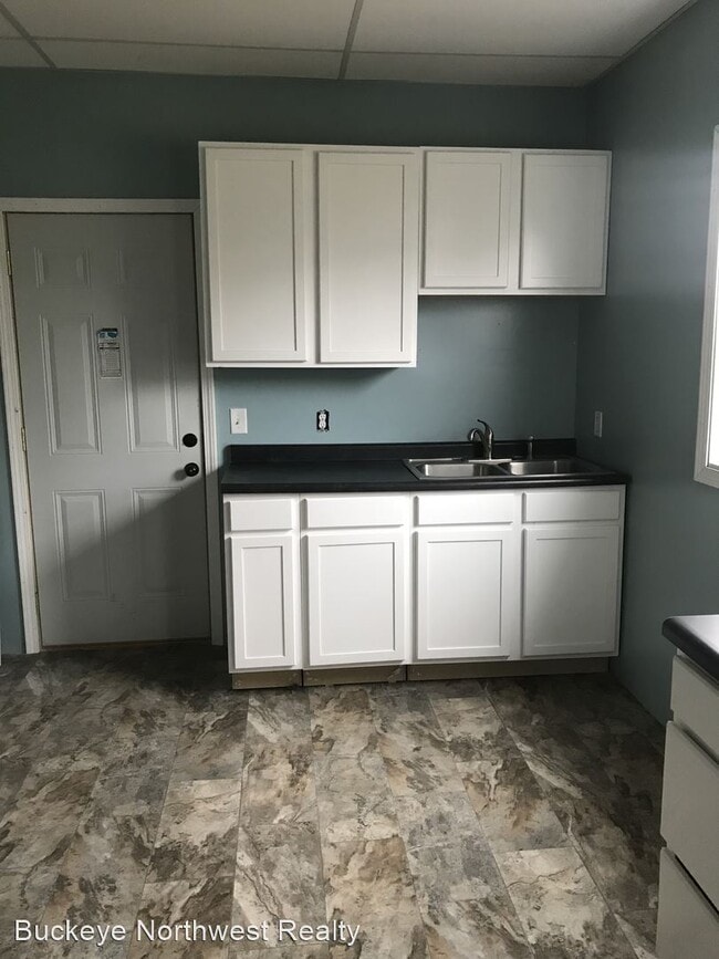 Building Photo - 3 br, 1 bath House - 301 Parker St