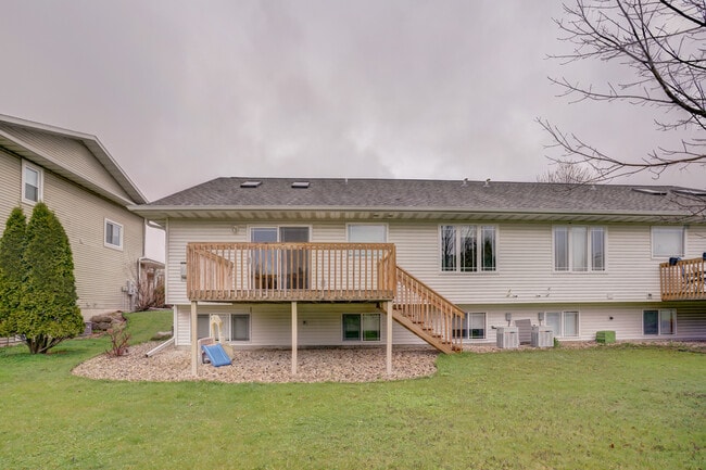 Large private deck - 117 Llanos St