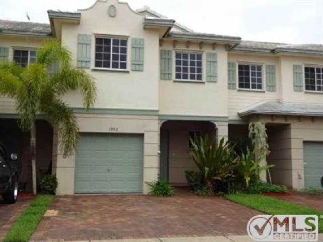 Large Townhouse with Garage - Large Townhouse with Garage