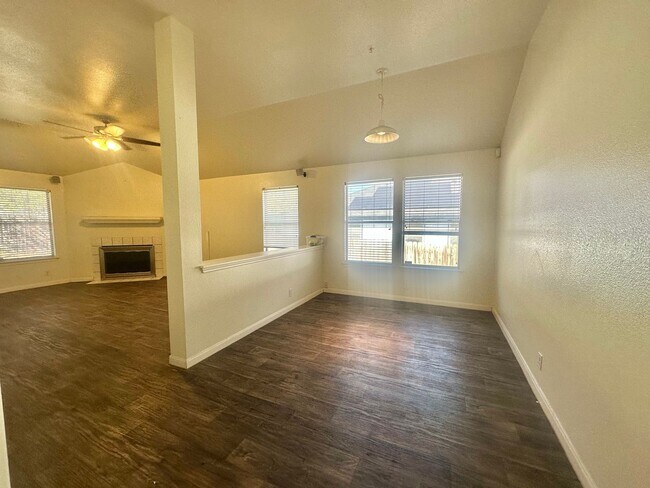 Foto del edificio - AVAILABLE NOW!