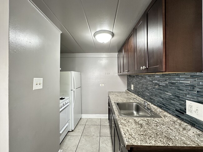 Building Photo - 9612 Ivanhoe Ave