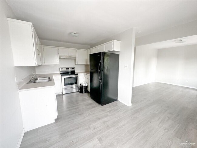 Building Photo - 2110 De Leon St