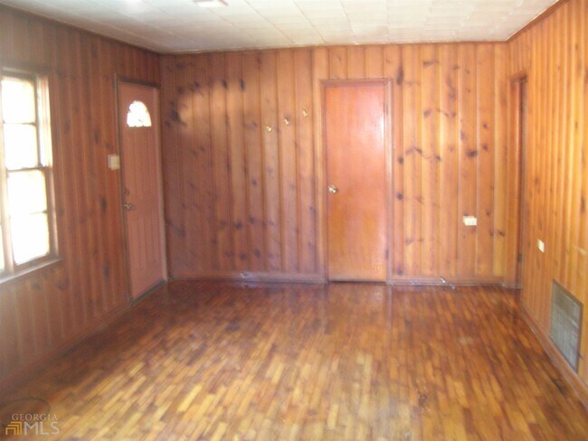 Building Photo - 126 Oak Lake Rd