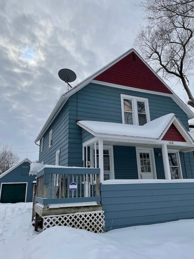 Primary Photo - Large 3 bedroom home for rent!
