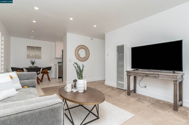 Building Photo - 5305 Ridgeview Cir